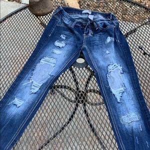 Super cute ripped sling jeans